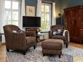 Woonkamer met fauteuils in een appartement