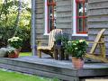 Terras met tuinstoelen bij de B&B