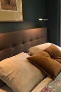 Boxspringbed met kussens in een appartement