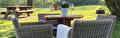 Loungestoelen en tafels in de tuin van B&B Graanzicht